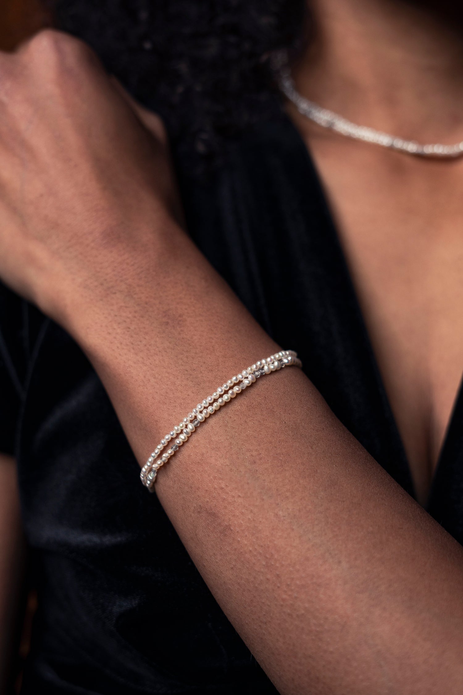 Perlenarmband mit Labradorit-Steinen